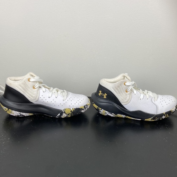 Kid’s Adidas Sneakers w/ cool camo bottoms - Picture 2 of 13